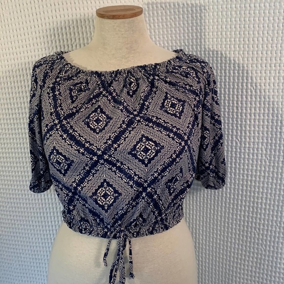 Free Kisses Peasant Top. Shortsleeve and elastic around openings. EUC Size S - Picture 1 of 5